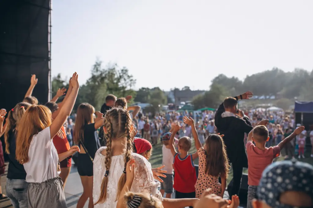 große-crow-bei-event-im-sommer